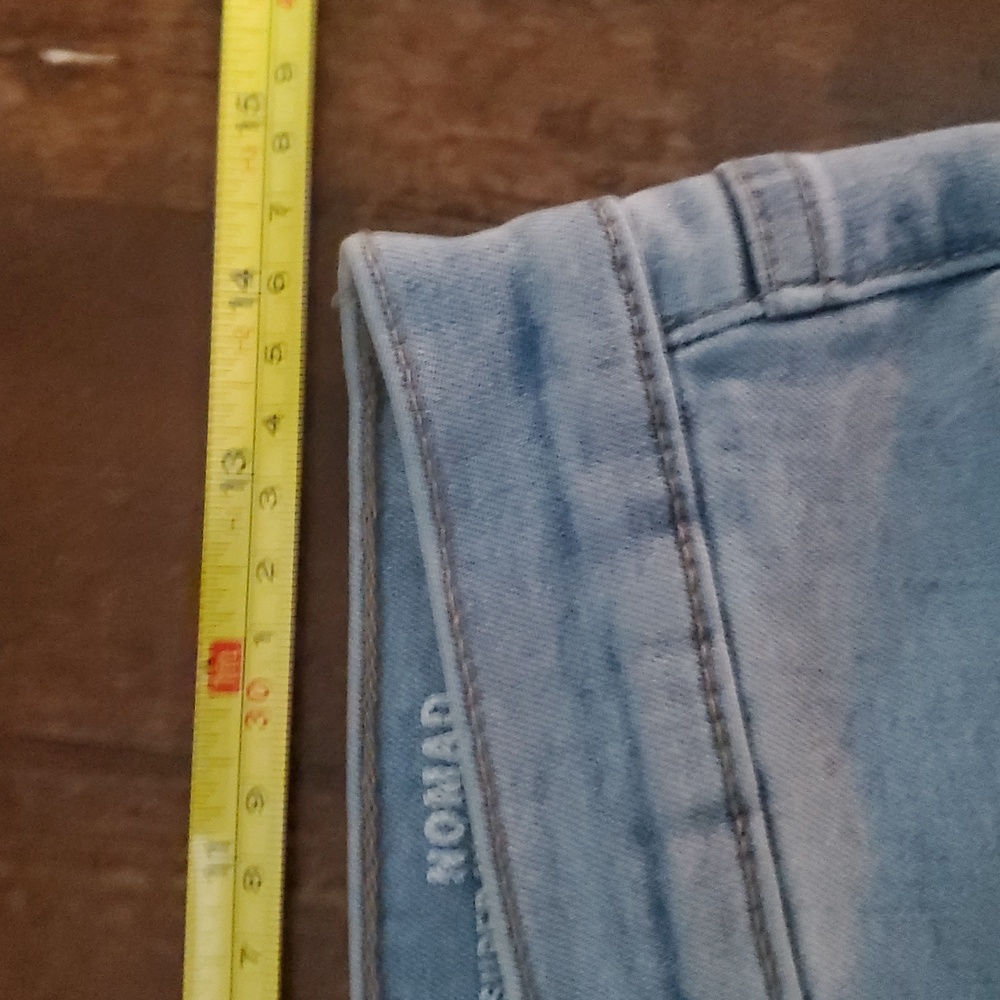 Nicole Miller High Rise Lt. Blue, Size 8, 5 Pocket Style, Button Fly Jeans. - Picture 9 of 10